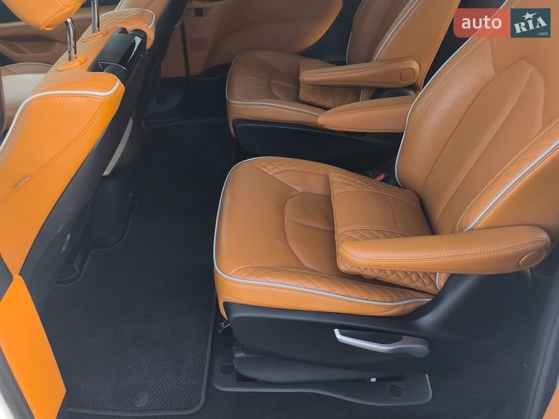 Минивэн Chrysler Pacifica 2023 в Киеве