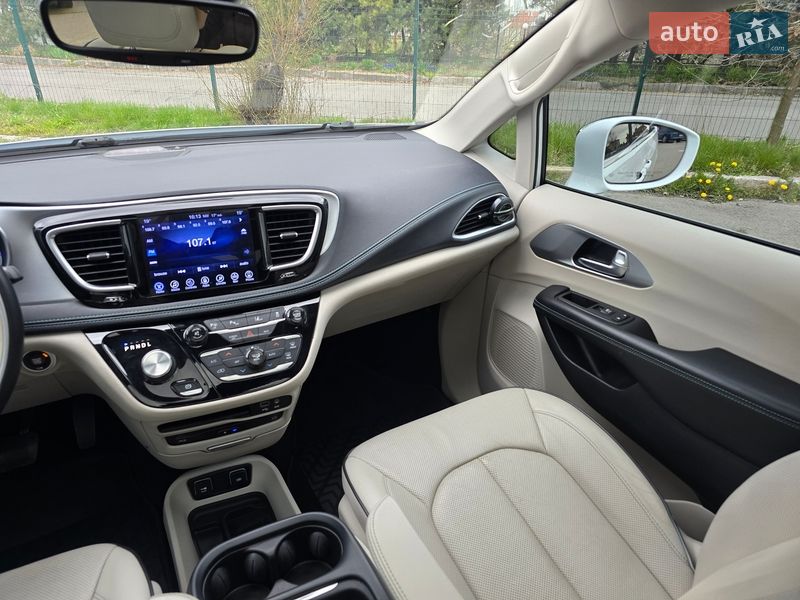 Минивэн Chrysler Pacifica 2017 в Хмельницком