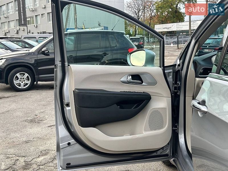 Минивэн Chrysler Pacifica 2017 в Киеве