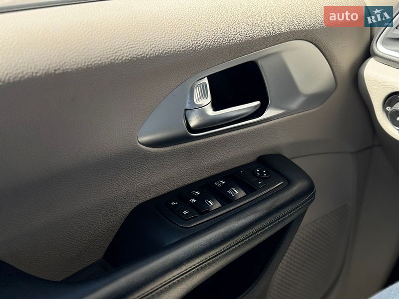 Внедорожник / Кроссовер Chrysler Pacifica 2018 в Киеве
