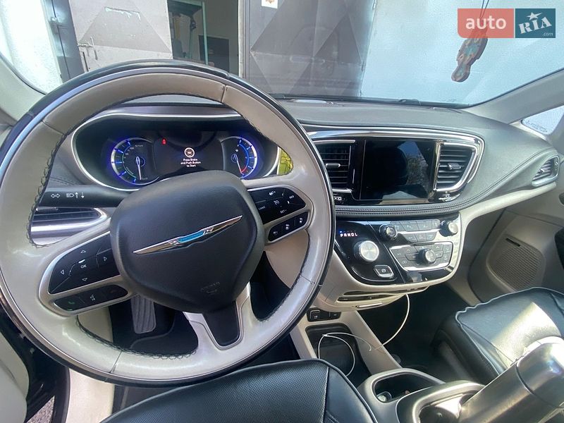 Минивэн Chrysler Pacifica 2018 в Ужгороде