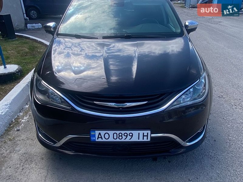 Минивэн Chrysler Pacifica 2018 в Ужгороде