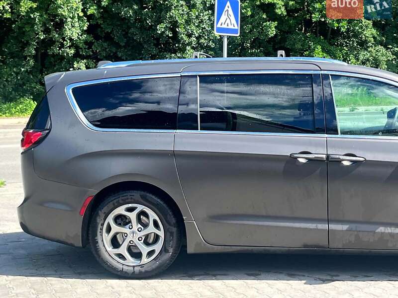 Минивэн Chrysler Pacifica 2021 в Киеве