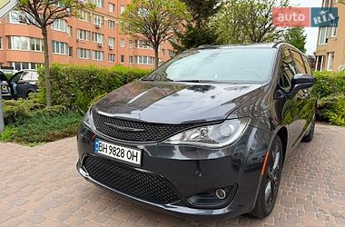 Мінівен Chrysler Pacifica 2019 в Києві фото Мінівен Chrysler Pacifica 2019 в Києві