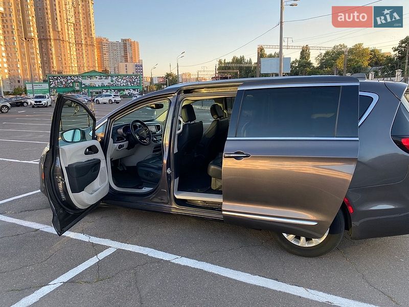 Мінівен Chrysler Pacifica 2019 в Одесі