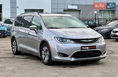 Минивэн Chrysler Pacifica 2017 в Киеве Минивэн Chrysler Pacifica 2017 в Киеве