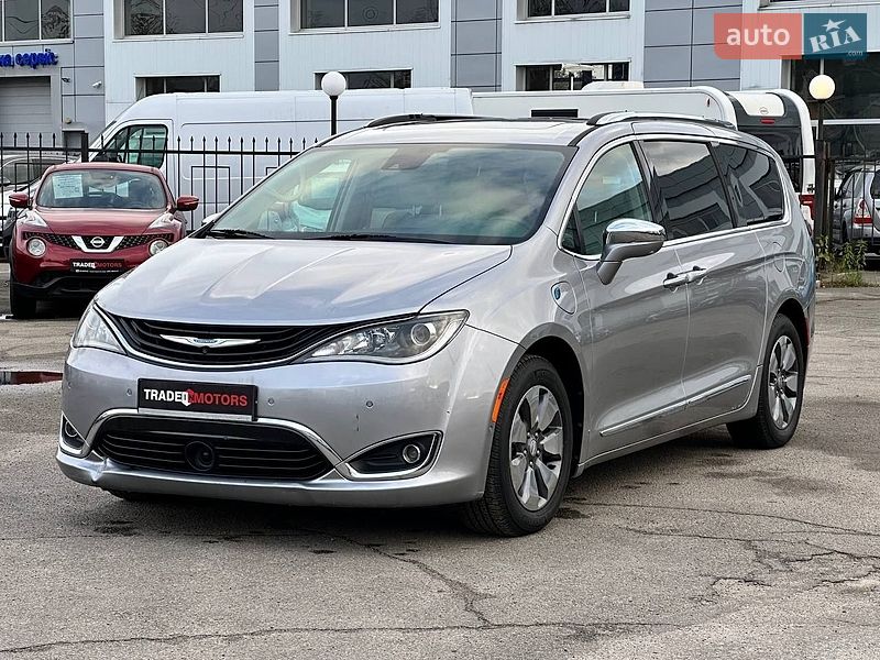 Мінівен Chrysler Pacifica 2017 в Києві