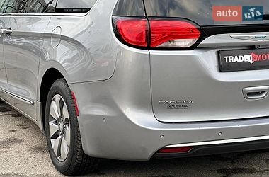 Мінівен Chrysler Pacifica 2017 в Києві