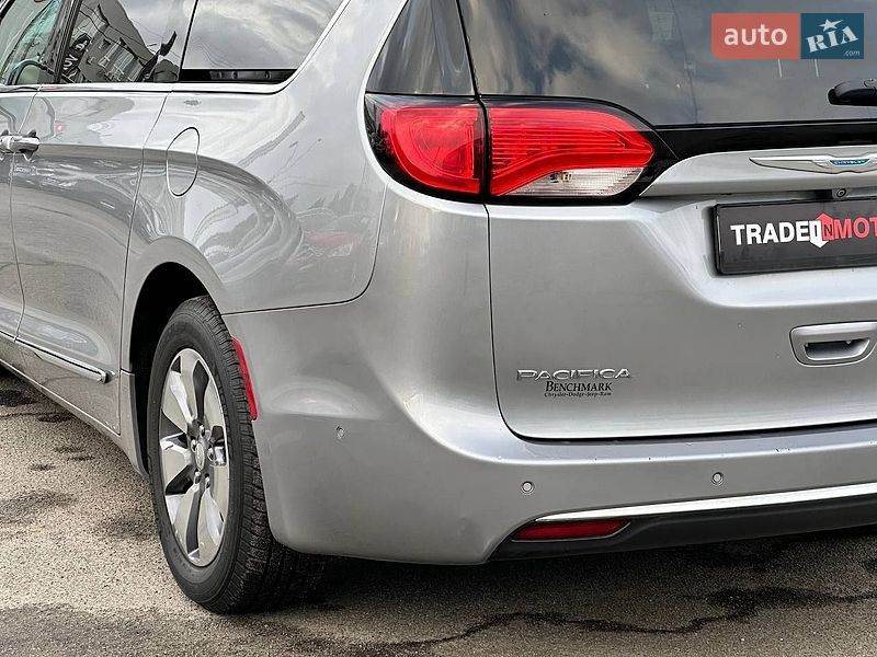 Мінівен Chrysler Pacifica 2017 в Києві