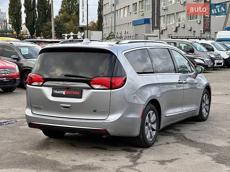 Мінівен Chrysler Pacifica 2017 в Києві