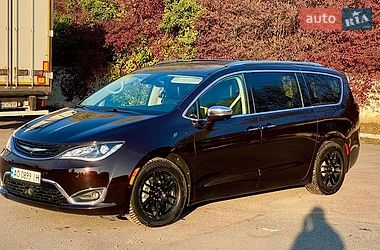 Минивэн Chrysler Pacifica 2018 в Ужгороде