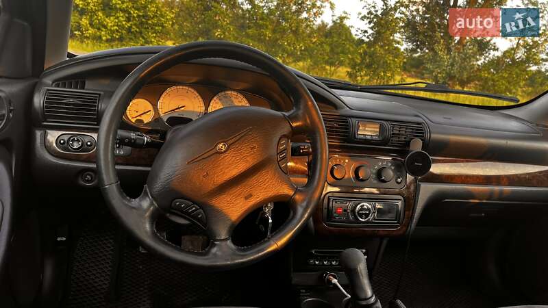 Седан Chrysler Sebring 2004 в Вышгороде