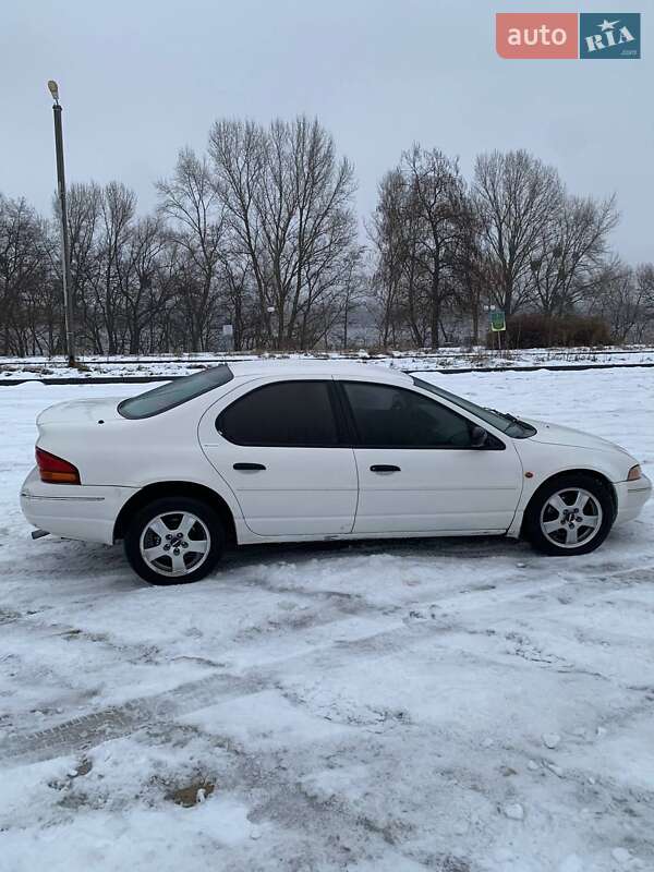 Седан Chrysler Stratus 1996 в Каневе