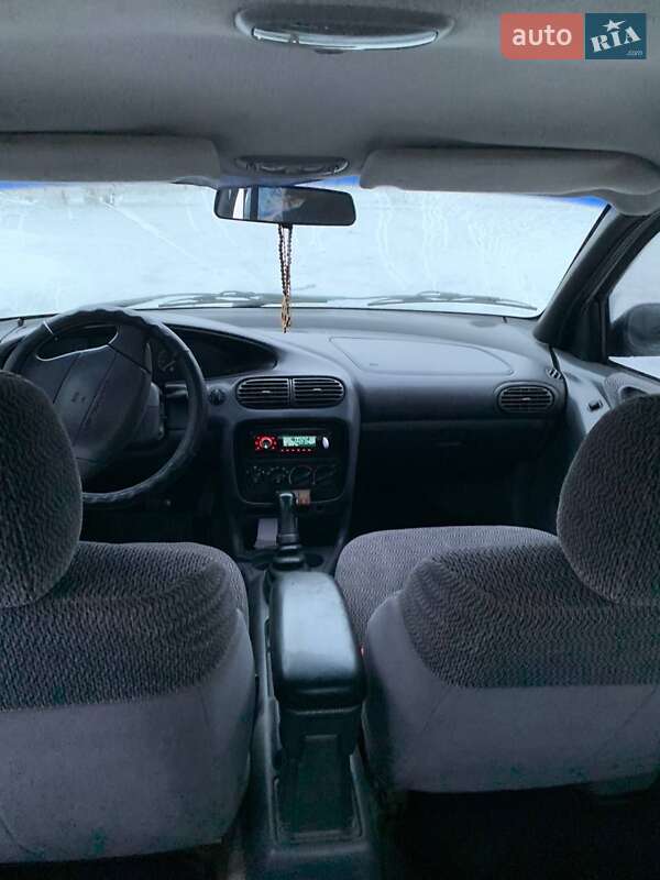Седан Chrysler Stratus 1996 в Каневе
