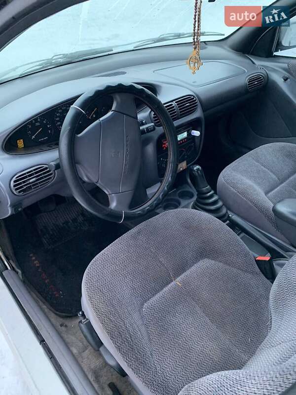 Седан Chrysler Stratus 1996 в Каневе