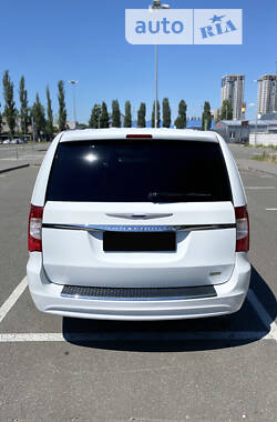 Минивэн Chrysler Town & Country 2016 в Киеве