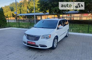 Минивэн Chrysler Town & Country 2016 в Киеве