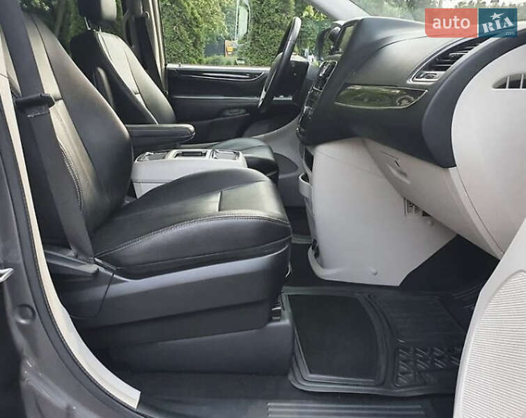 Минивэн Chrysler Town & Country 2014 в Киеве