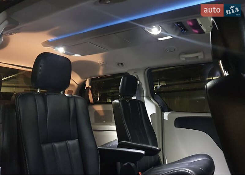 Минивэн Chrysler Town & Country 2014 в Киеве