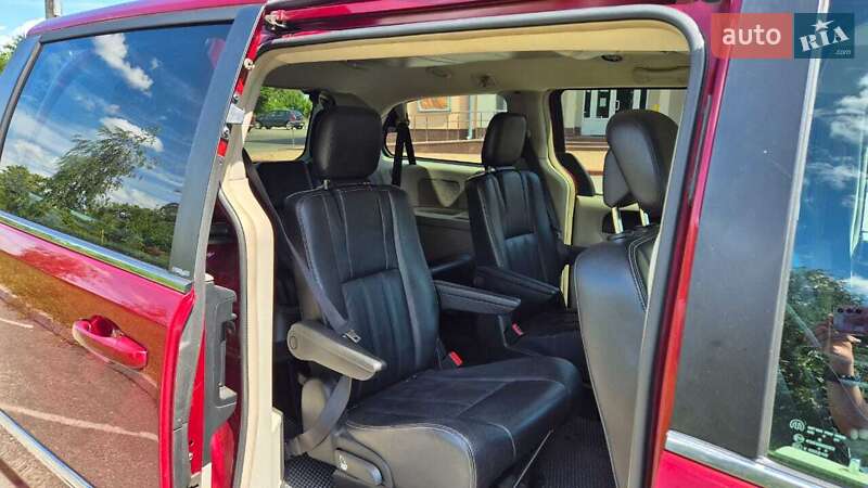 Минивэн Chrysler Town & Country 2013 в Борисполе