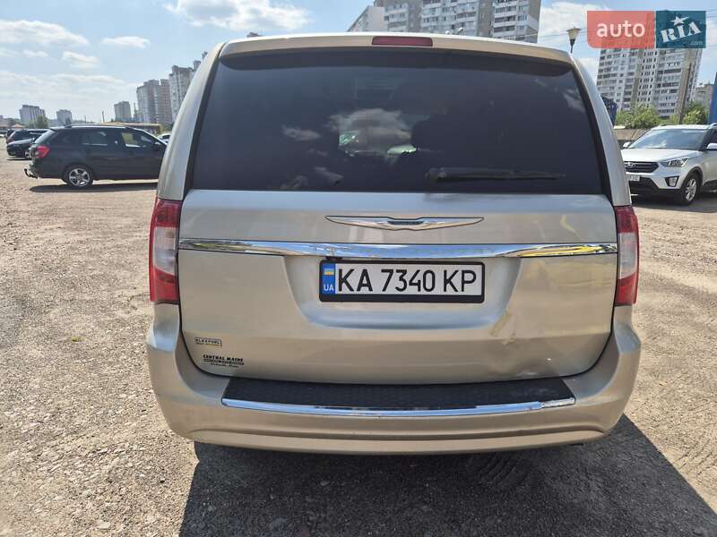 Мінівен Chrysler Town & Country 2014 в Києві фото 7 Мінівен Chrysler Town & Country 2014 в Києві
