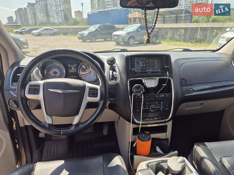 Мінівен Chrysler Town & Country 2014 в Києві фото 10 Мінівен Chrysler Town & Country 2014 в Києві