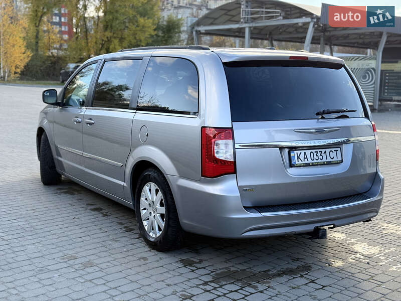 Минивэн Chrysler Town & Country 2016 в Киеве фото 7 Минивэн Chrysler Town & Country 2016 в Киеве