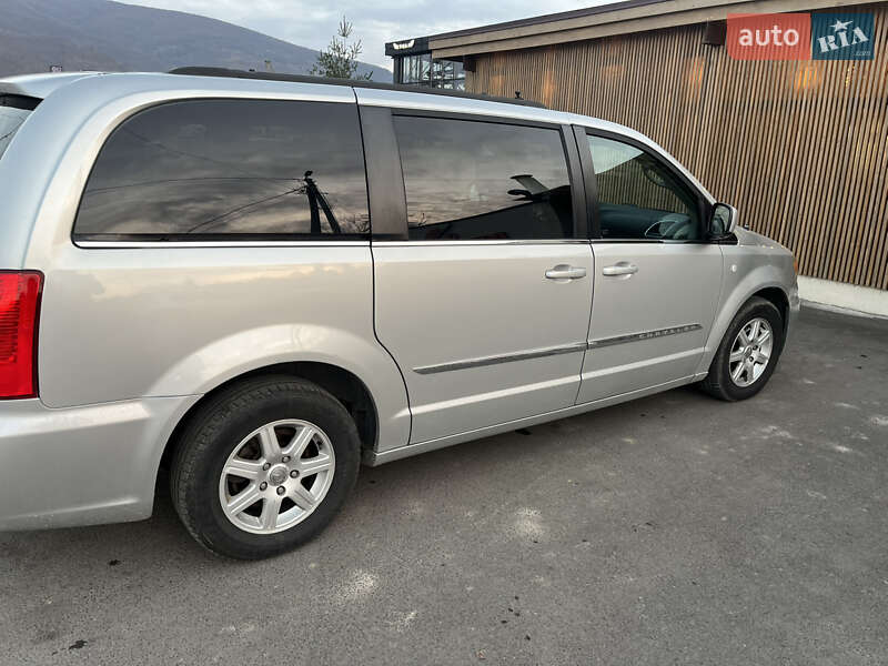 Минивэн Chrysler Town & Country 2012 в Виноградове