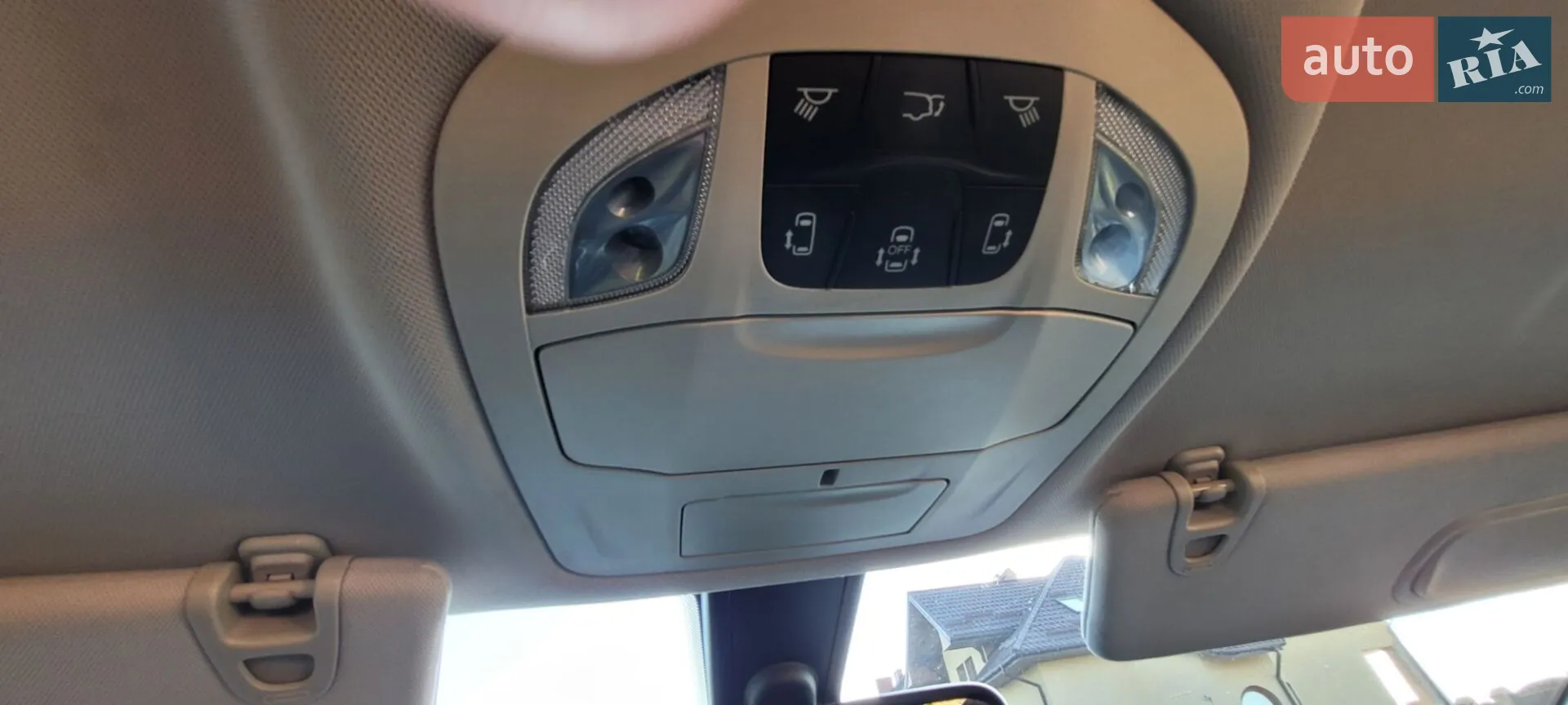 2020 Chrysler Voyager - мініатюра 16