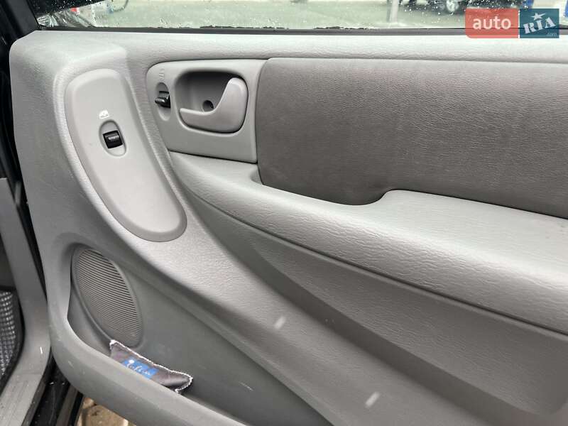 Минивэн Chrysler Voyager 2007 в Березному