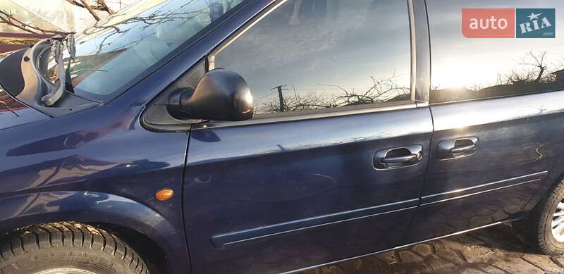 Минивэн Chrysler Voyager 2006 в Жовкве
