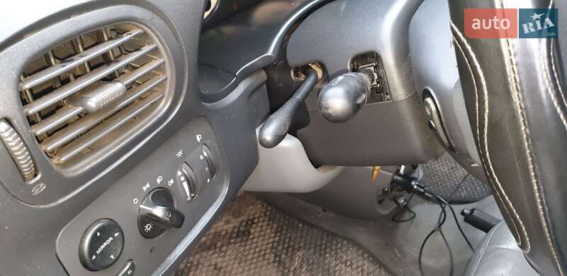 Минивэн Chrysler Voyager 2006 в Жовкве