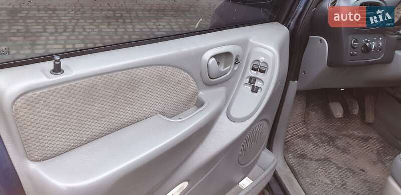 Минивэн Chrysler Voyager 2006 в Жовкве