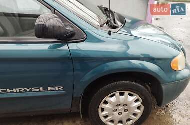Минивэн Chrysler Voyager 2001 в 