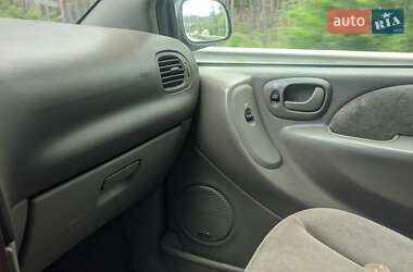 Минивэн Chrysler Voyager 2001 в 