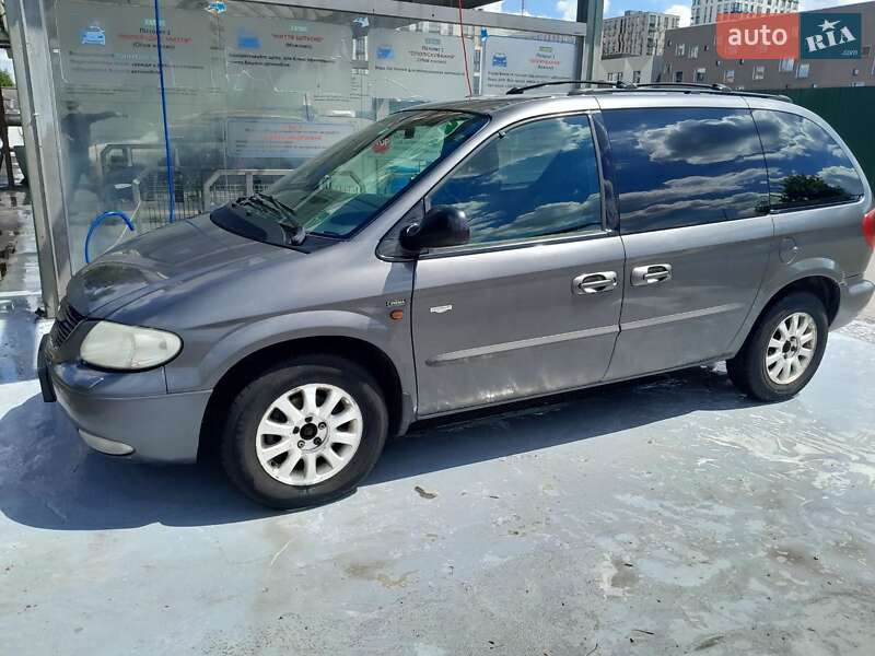 Минивэн Chrysler Voyager 2004 в 