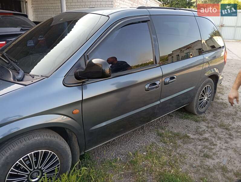 Минивэн Chrysler Voyager 2001 в Каменском