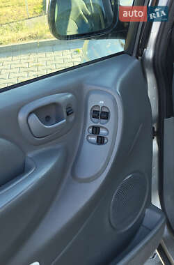 Минивэн Chrysler Voyager 2006 в 