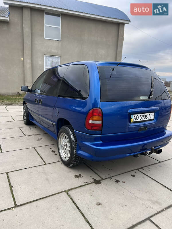 Минивэн Chrysler Voyager 1997 в Хусте