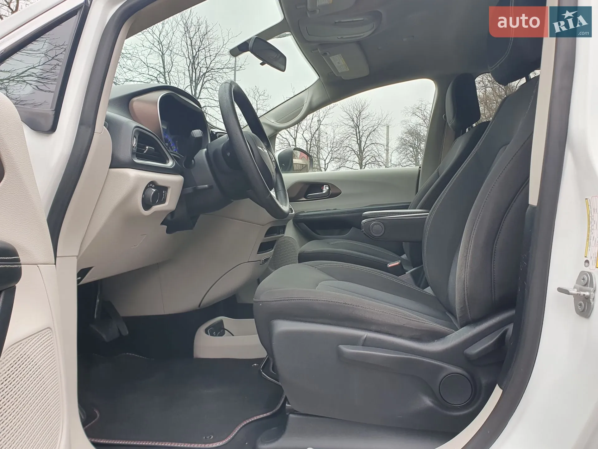 2020 Chrysler Voyager - мініатюра 30