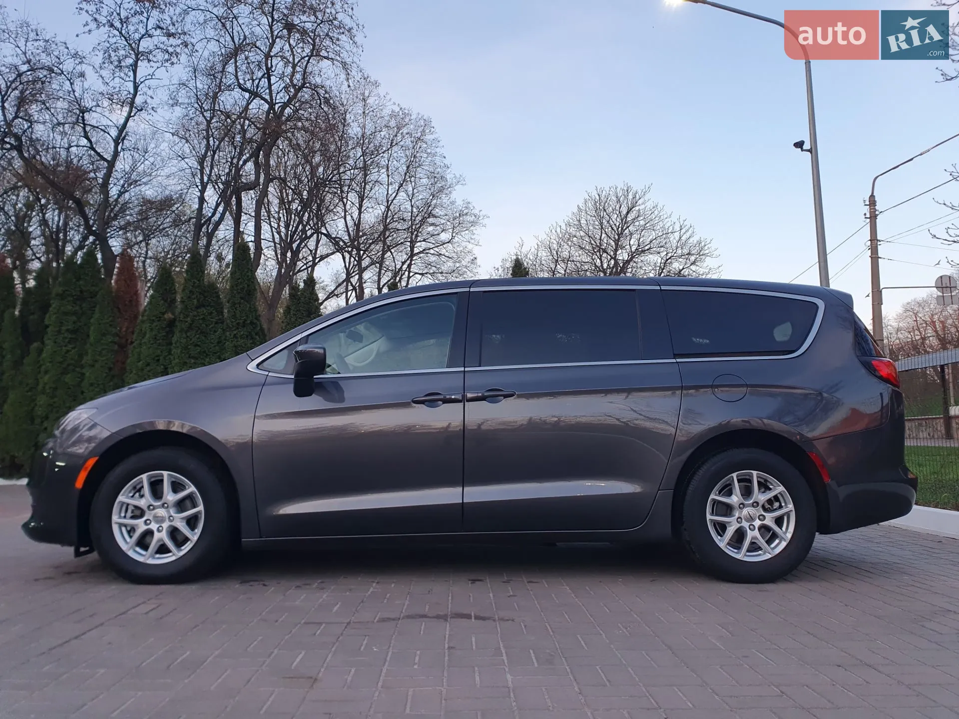 2022 Chrysler Voyager - мініатюра 3