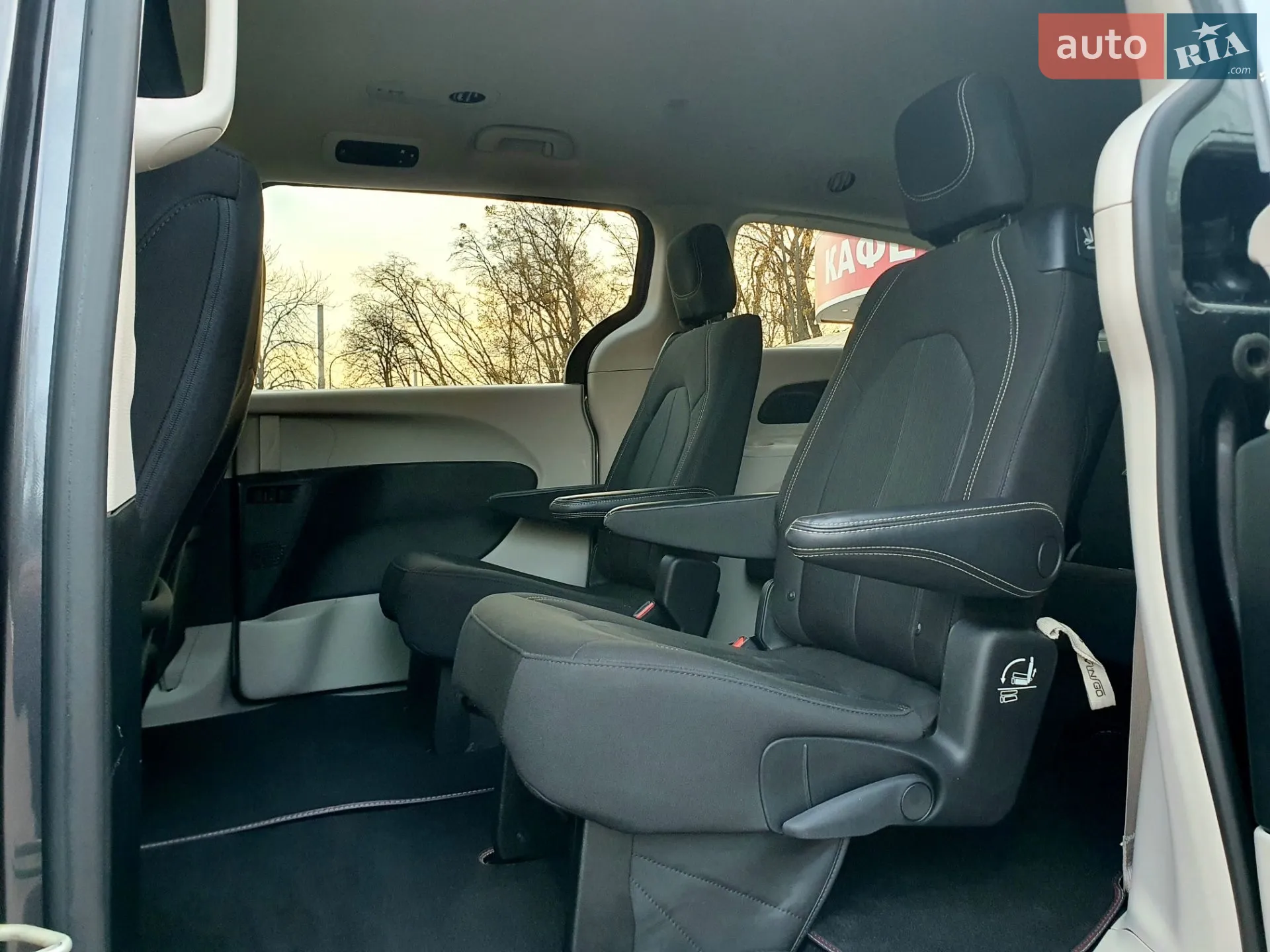 2022 Chrysler Voyager - мініатюра 28