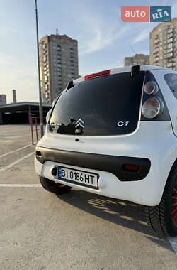 Хэтчбек Citroen C1 2010 в 