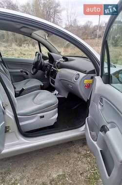 Хэтчбек Citroen C3 2003 в 