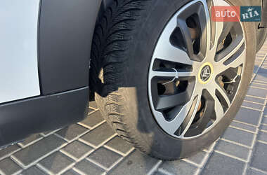 Внедорожник / Кроссовер Citroen C4 Cactus 2015 в 