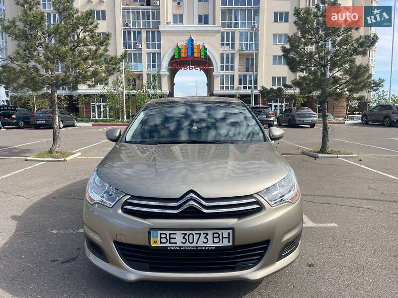 Хэтчбек Citroen C4 2013 в 