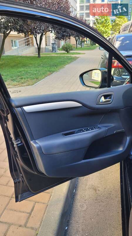 Хэтчбек Citroen C4 2011 в Вишневом