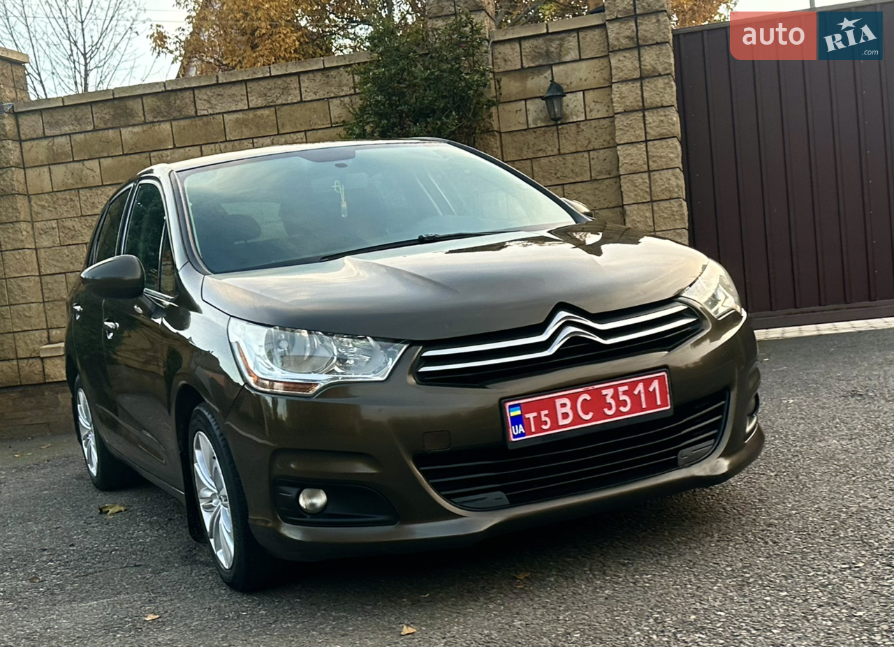 Citroen C4 
Restail
2014 року
1,6 дизельний двигун 

Автомобіль працює як годинник !!!

В хорошій комплектації , з надійним потужним та економним двигуном .

Витрата палива : 
місто 6,5 л /100
траса 4,5 л/100

* клімат-контроль 
* 6 подушок  безпеки
* підсилювач керма
* система стабілізації ESP, ABS
* повний бортовий комп'ютер
* центральний замок
* 4 електро склопідйомники
* електродзеркала з підігрівом та функцією зкладання 
* магнітола з Bluetooth та USB
* круїз контроль
* допомога при підйому вгору
* салон шкіра + алькантара
* підігрів сидінь 
* шкіряне мультикермо
* парктроніки
* протитуманки
* оригінальні легкозплавні диски R16
* лазерне світло ближній /дальній 
* дуже гарний колір - темно коричневий металік.

Технічно повністю обслужений згідно регламенту. 
Двигун, КПП, зчеплення працюють без зауважень.
Помилок на панелі ніяких немає. 
Автомобіль в наявності в Дніпрі, готовий до реєстрації на нового власникa.