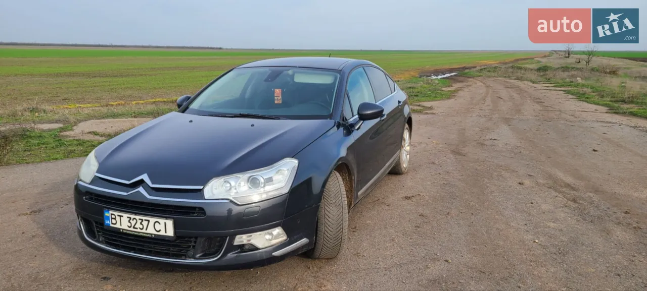 Продам Citroen C5Х7 2009 2.0 HDI в нормальному стані. Комплектація Exclusive, автомат Aisin, шкіряний салон, магнітола з жорстким диском і навігацією з здоровим екраном, пневмопідвіска, датчикм дощу та світла, круізконтроль, підсвітка повороту , ксенон, мульти руль, сидіння з пам'ятю, електрорегулюванням, підігрівом і массажем, датчики тиску в колесах та багато іншого.Всі питання по телефону (Viber, Watsapp) 