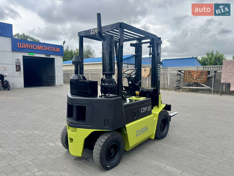 Вилочний навантажувач Clark CDP 2000 в Радомишлі